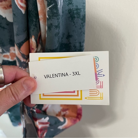 NWT Lularoe Valentina Long Sleeve Button Up Green Floral Shirt size 3XL - Picture 8 of 9